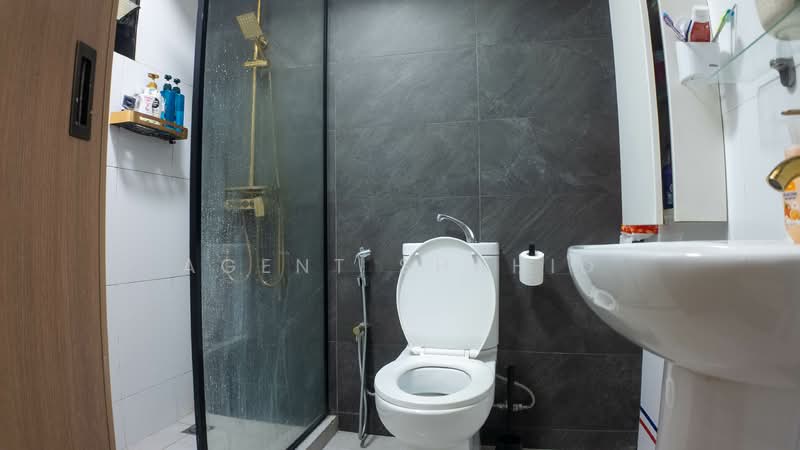 415B Northshore Drive HDB Flat For Sale at S$ 899,000 | PropertyGuru Singapore - Bathroom