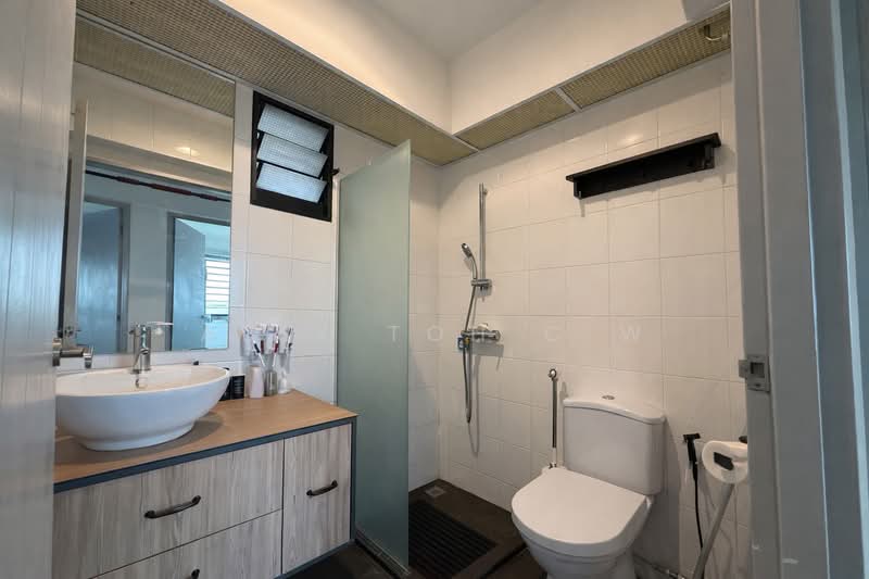 548B Segar Road HDB Flat For Sale at S$ 649,999 | PropertyGuru Singapore - Bathroom