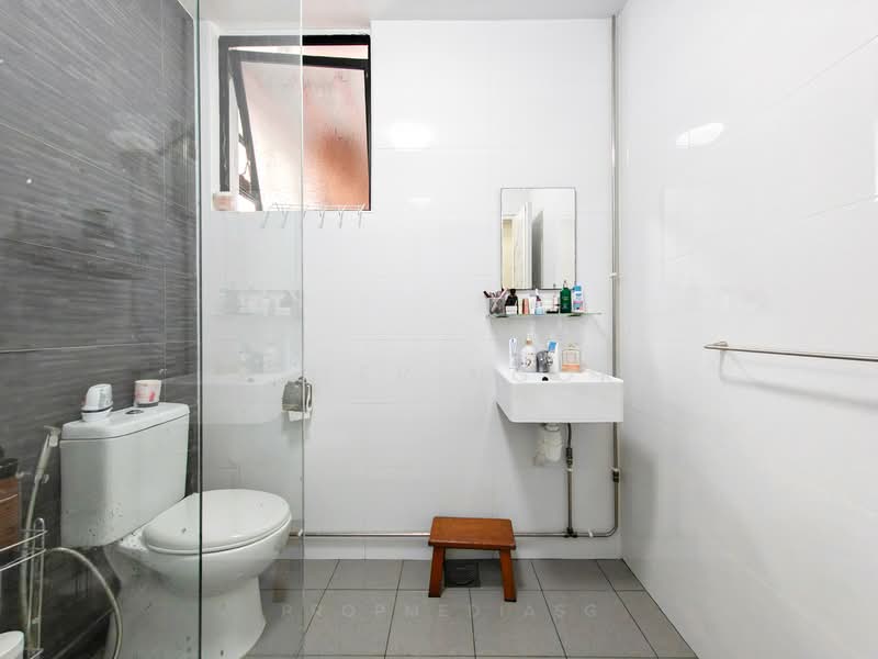 Silahis Apartments Apartment For Sale at S$ 2,250,000 | PropertyGuru Singapore - Bathroom