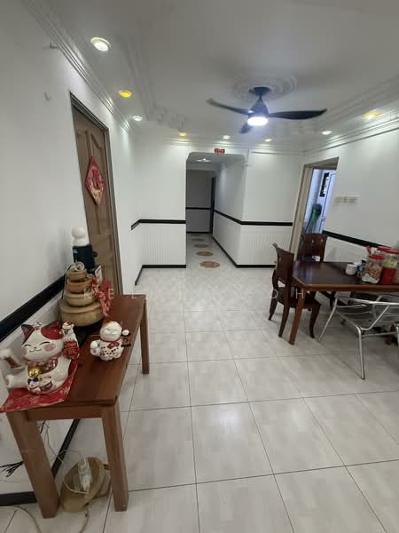 826 Woodlands Street 81 HDB Flat For Sale at S$ 698,000 | PropertyGuru Singapore - Corridor