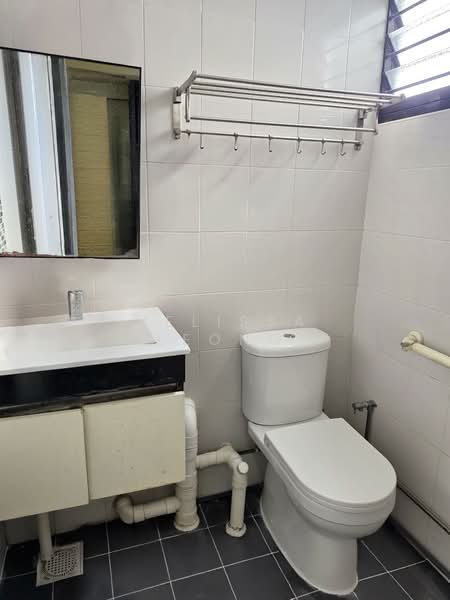 228 Serangoon Avenue 4 HDB Flat For Sale at S$ 650,000 | PropertyGuru Singapore - Bathroom