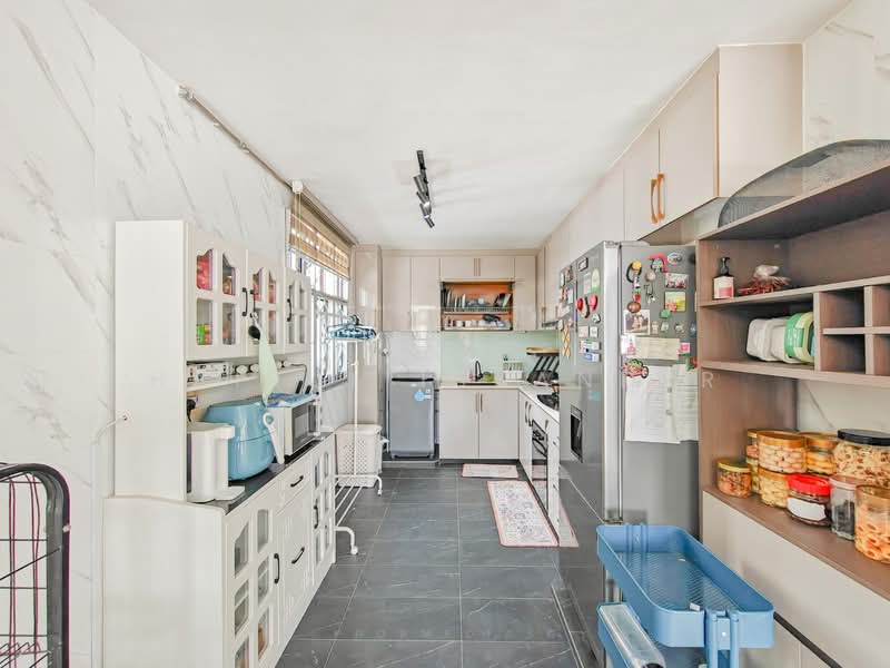 357C Admiralty Drive HDB Flat For Sale at S$ 670,000 | PropertyGuru Singapore - Kitchen