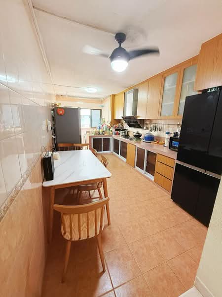 209 Bukit Batok Street 21 HDB Flat For Sale at S$ 618,000 | PropertyGuru Singapore - Kitchen