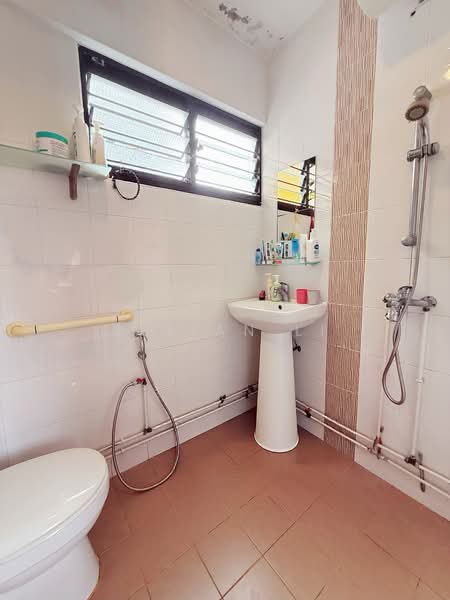 209 Bukit Batok Street 21 HDB Flat For Sale at S$ 618,000 | PropertyGuru Singapore - Bathroom