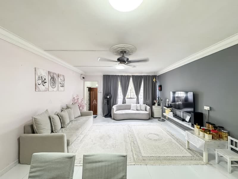 283 Tampines Street 22 HDB Flat For Sale at S$ 579,999 | PropertyGuru Singapore - Living Room