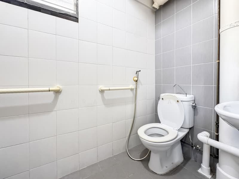 283 Tampines Street 22 HDB Flat For Sale at S$ 579,999 | PropertyGuru Singapore - Common Bathroom