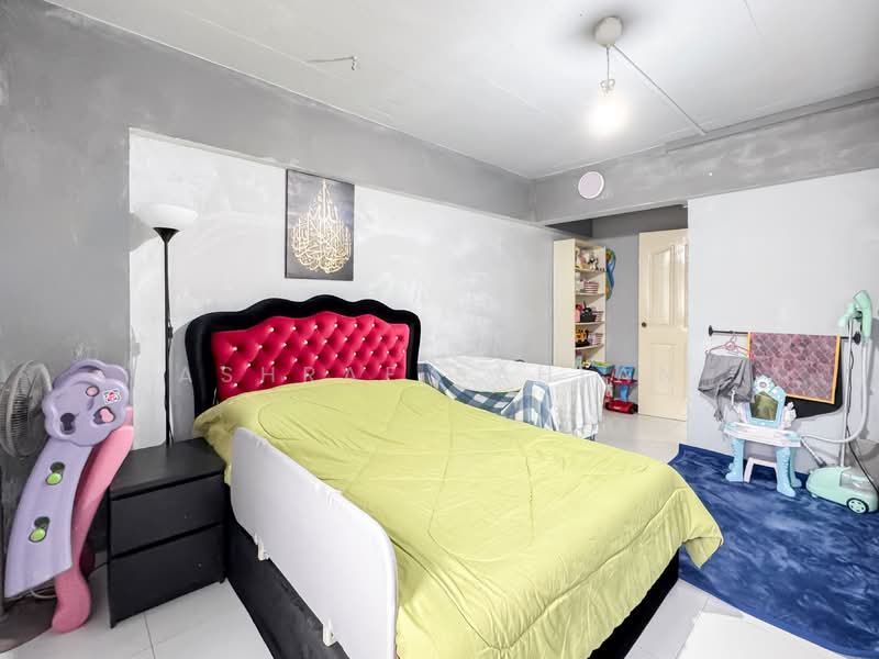 283 Tampines Street 22 HDB Flat For Sale at S$ 579,999 | PropertyGuru Singapore - Master Bedroom