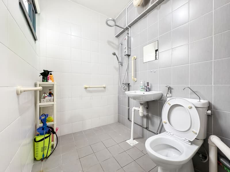 283 Tampines Street 22 HDB Flat For Sale at S$ 579,999 | PropertyGuru Singapore - Master Bathroom