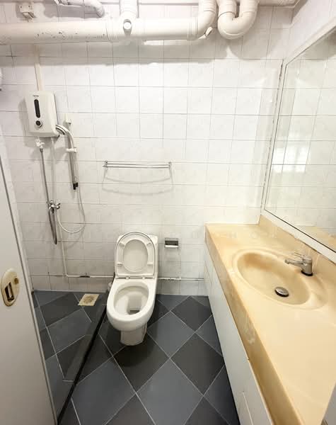 14 Lorong 7 Toa Payoh, 14 Lorong 7 Toa Payoh, 3 Bedrooms, 1,141 sqft, HDB Flat For Rent, by Richard Ho, 500092306 - Master Toilet - PropertyGuru.com.sg