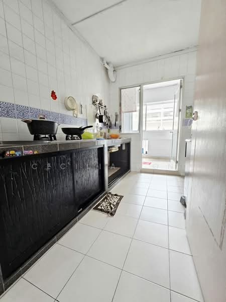 743 Woodlands Circle HDB Flat For Sale at S$ 538,000 | PropertyGuru Singapore - Kitchen & Service Balcony