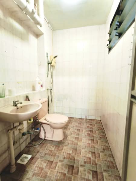 899B Woodlands Drive 50 HDB Flat For Sale at S$ 638,000 | PropertyGuru Singapore - Bathroom