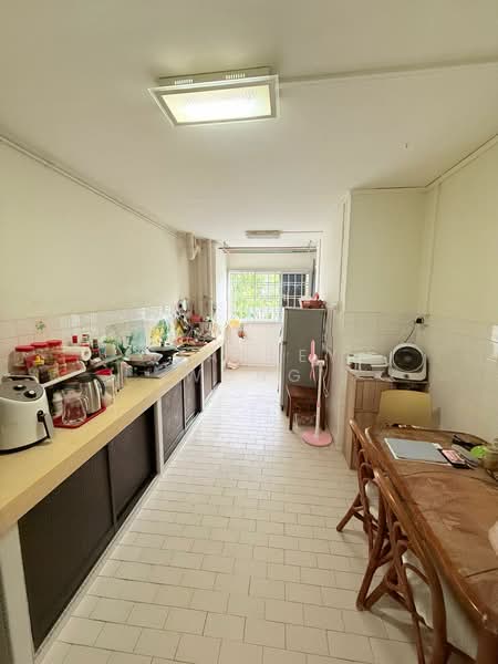 160 Woodlands Street 13 HDB Flat For Sale at S$ 445,000 | PropertyGuru Singapore - Kitchen