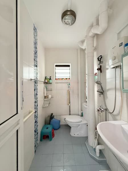 160 Woodlands Street 13 HDB Flat For Sale at S$ 445,000 | PropertyGuru Singapore - Bathroom