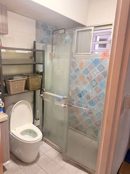 432A Sengkang West Way HDB Flat For Sale at S$ 650,000 | PropertyGuru Singapore - Master bath after decluttering 