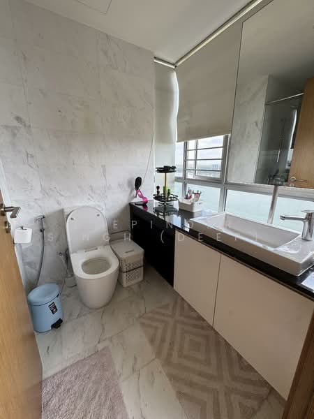 Waterfront Key, 772 Bedok Reservoir Road, 4 Bedrooms, 1,518 sqft, Condominium For Rent, by Deepinder Singh (Deep), 500092434 - Master Bathroom - PropertyGuru.com.sg