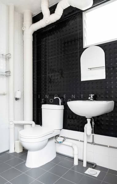 329 Bukit Batok Street 33 HDB Flat For Sale at S$ 688,000 | PropertyGuru Singapore - Bathroom