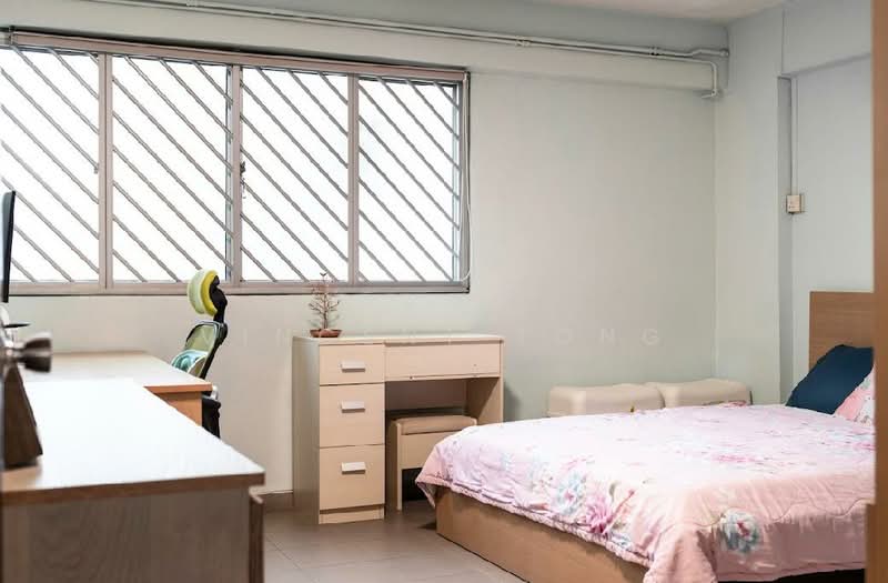 329 Bukit Batok Street 33 HDB Flat For Sale at S$ 688,000 | PropertyGuru Singapore - Bedroom