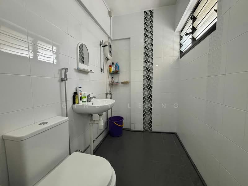 433 Jurong West Street 42 HDB Flat For Sale at S$ 530,000 | PropertyGuru Singapore - Bathroom