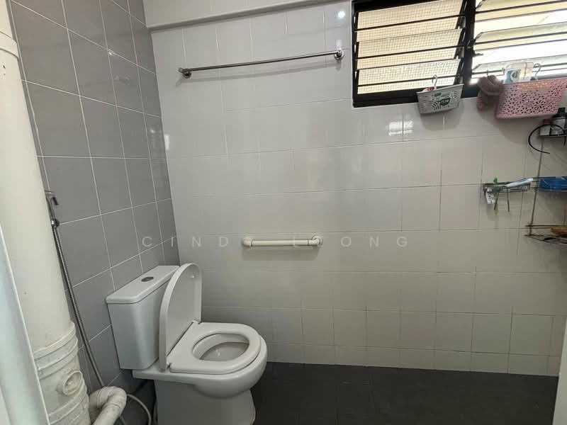 433 Jurong West Street 42 HDB Flat For Sale at S$ 530,000 | PropertyGuru Singapore - Bathroom
