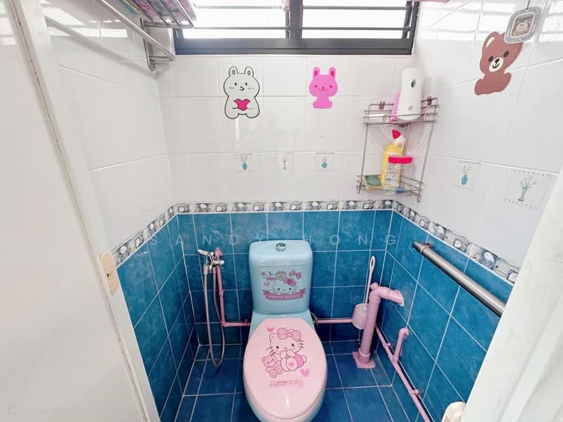 185 Boon Lay Avenue HDB Flat For Sale at S$ 315,000 | PropertyGuru Singapore - Bathroom