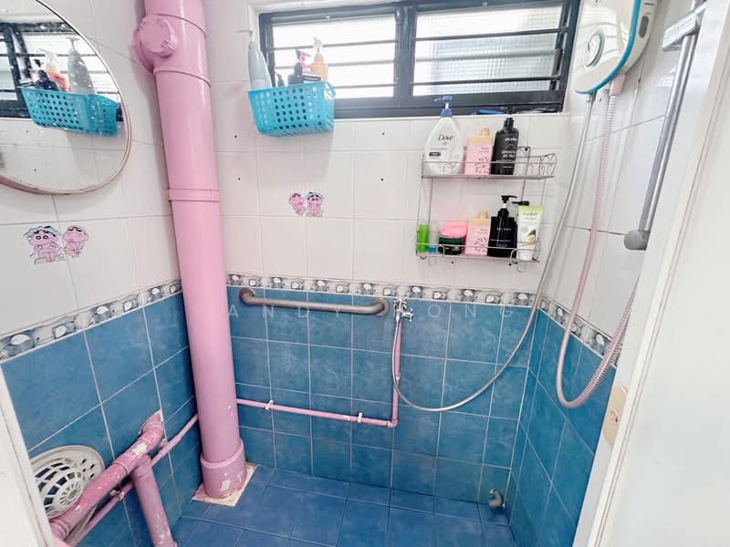 185 Boon Lay Avenue HDB Flat For Sale at S$ 315,000 | PropertyGuru Singapore - Bathroom
