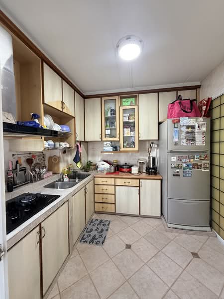 779 Woodlands Crescent HDB Flat For Sale at S$ 700,000 | PropertyGuru Singapore - Kitchen