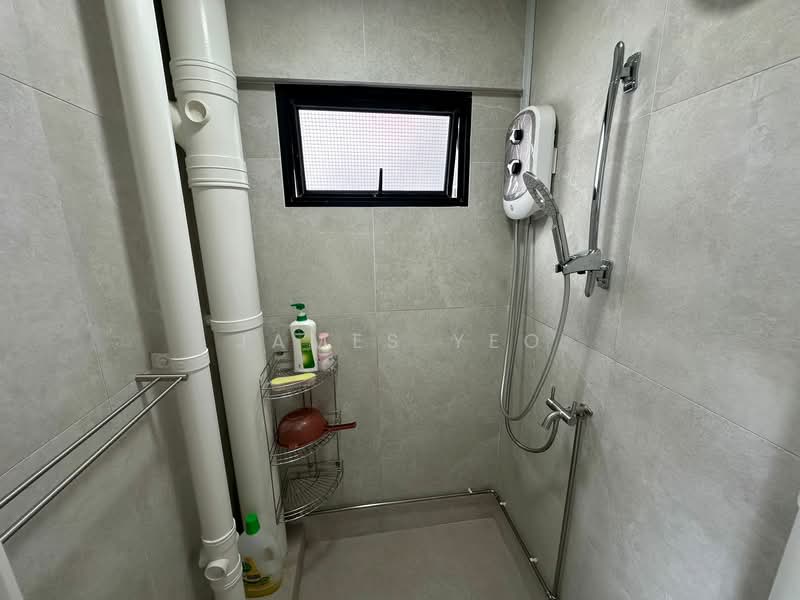 125 Lorong 1 Toa Payoh HDB Flat For Sale at S$ 425,000 | PropertyGuru Singapore - Bathroom