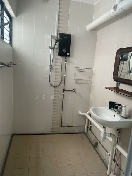 112 Bukit Batok West Avenue 6, 112 Bukit Batok West Avenue 6, 2 Bedrooms, 1,119 sqft, HDB Flat For Rent, by Jenny Ee, 500092707 - Bathroom - PropertyGuru.com.sg