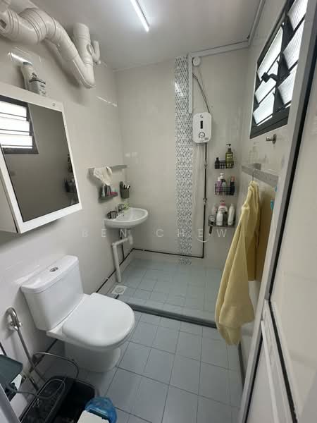 123 Bedok Reservoir Road HDB Flat For Sale at S$ 618,888 | PropertyGuru Singapore - Bathroom