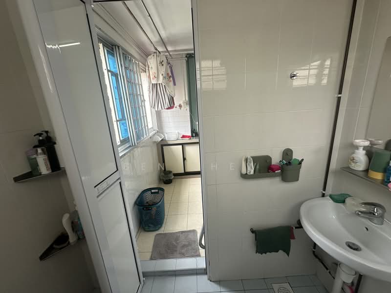 123 Bedok Reservoir Road HDB Flat For Sale at S$ 618,888 | PropertyGuru Singapore - Bathroom