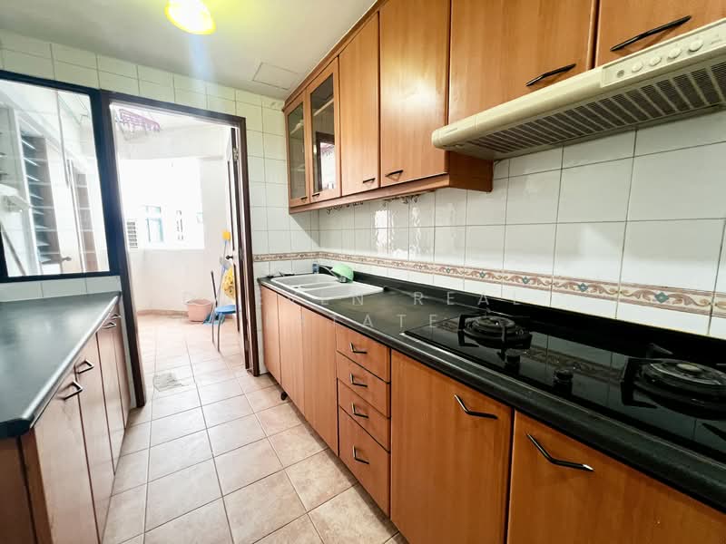 Eastvale, 31 Pasir Ris Drive 3, 3 Bedrooms, 1,195 sqft, Condominium For Rent, by DOEVEN REAL ESTATE, 500092752 - Kitchen - PropertyGuru.com.sg