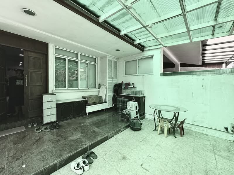 Thomson Garden Estate Terraced House For Sale at S$ 5,000,000 | PropertyGuru Singapore - Entrance