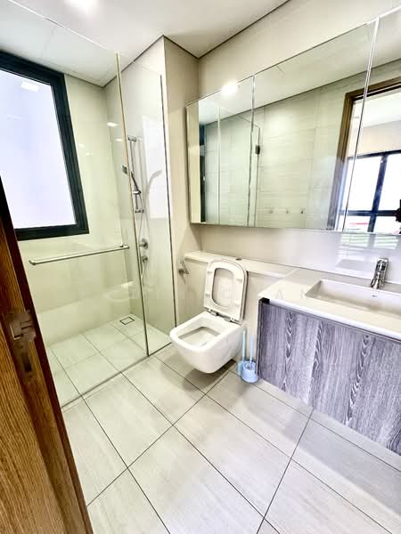 Lakeville Condominium For Sale at S$ 1,380,000 | PropertyGuru Singapore - Master Bathroom