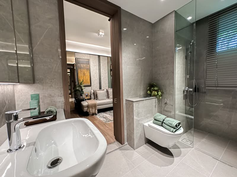 From $2.2k PSF 5-Bed 5-Bath in District 5 with Large Floor Size Condominium For Sale at S$ 3,906,000 | PropertyGuru Singapore - Common Bathroom (Jack & Jill)