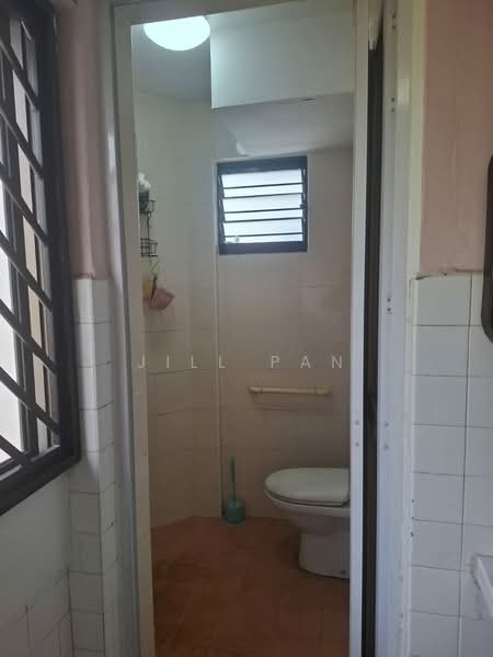 102 Jurong East Street 13 HDB Flat For Sale at S$ 428,000 | PropertyGuru Singapore - Bathroom