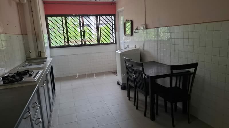 102 Jurong East Street 13 HDB Flat For Sale at S$ 428,000 | PropertyGuru Singapore - Kitchen