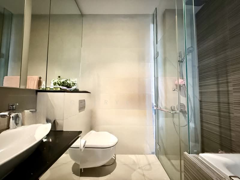 Kallang Riverside Condominium For Sale at S$ 3,450,000 | PropertyGuru Singapore -  Master Bathroom with Bathtub