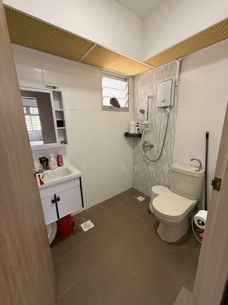 140A Corporation Drive HDB Flat For Sale at S$ 860,000 | PropertyGuru Singapore - Bathroom