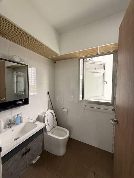 140A Corporation Drive HDB Flat For Sale at S$ 860,000 | PropertyGuru Singapore - Bathroom