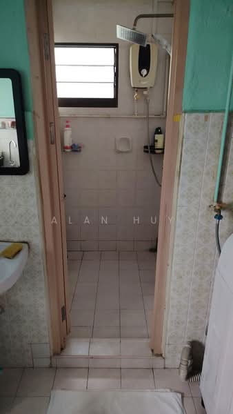 131 Jalan Bukit Merah, 131 Jalan Bukit Merah, Room Rental, 200 sqft, HDB Flat For Rent, by Alan Huy, 500092880 - Bathroom - PropertyGuru.com.sg