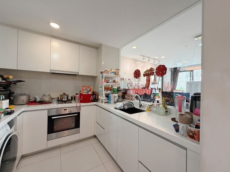Sky Habitat Condominium For Sale at S$ 2,750,000 | PropertyGuru Singapore - Kitchen
