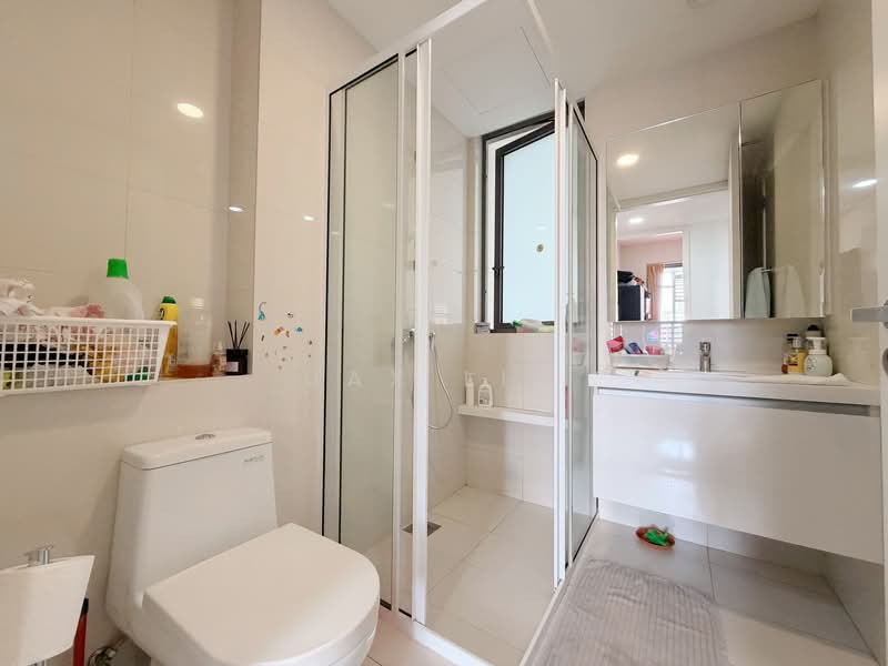 Sky Habitat Condominium For Sale at S$ 2,750,000 | PropertyGuru Singapore - Common Bathroom