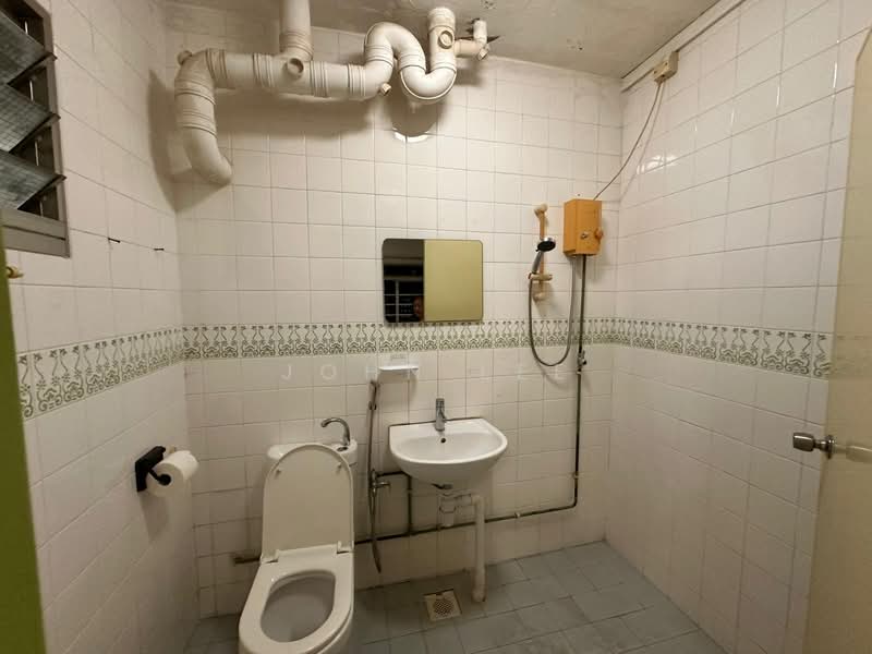 367 Woodlands Avenue 5 HDB Flat For Sale at S$ 835,000 | PropertyGuru Singapore - Bathroom