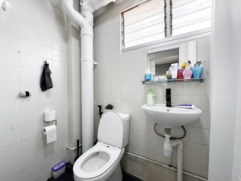 505 Serangoon North Avenue 4 HDB Flat For Sale at S$ 878,000 | PropertyGuru Singapore - Master Bathroom