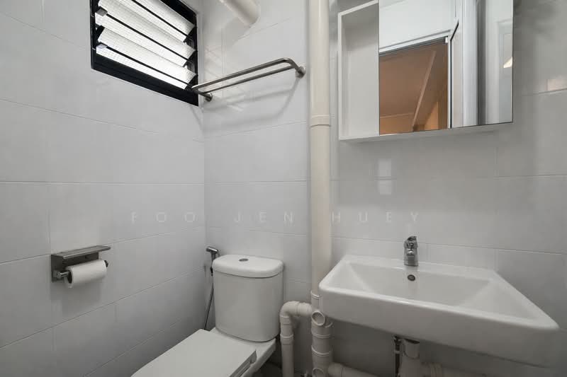 441 Ang Mo Kio Avenue 10 HDB Flat For Sale at S$ 468,000 | PropertyGuru Singapore - Bathroom