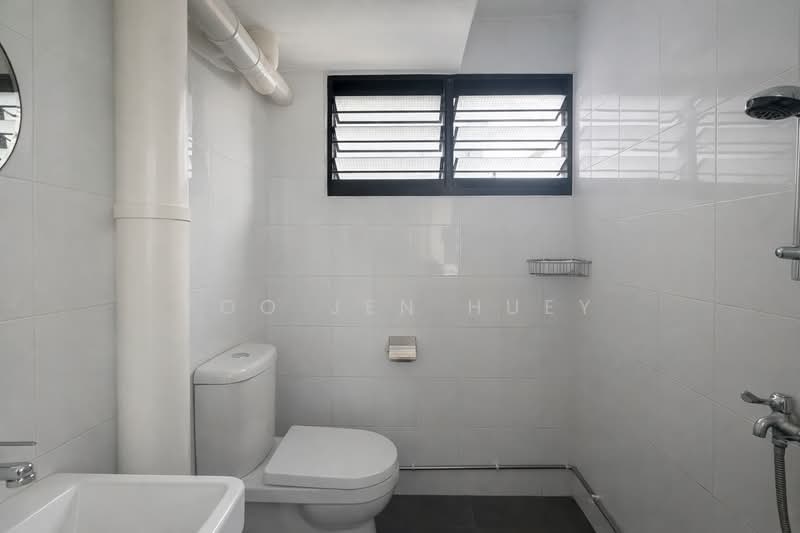 441 Ang Mo Kio Avenue 10 HDB Flat For Sale at S$ 468,000 | PropertyGuru Singapore - Bathroom