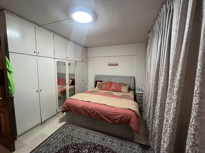 405 Jurong West Street 42 HDB Flat For Sale at S$ 830,000 | PropertyGuru Singapore - Bedroom