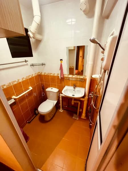 701 West Coast Road, 701 West Coast Road, 2 Bedrooms, 721 sqft, HDB Flat For Rent, by Andrew Pat, 500093020 - Master Bathroom - PropertyGuru.com.sg