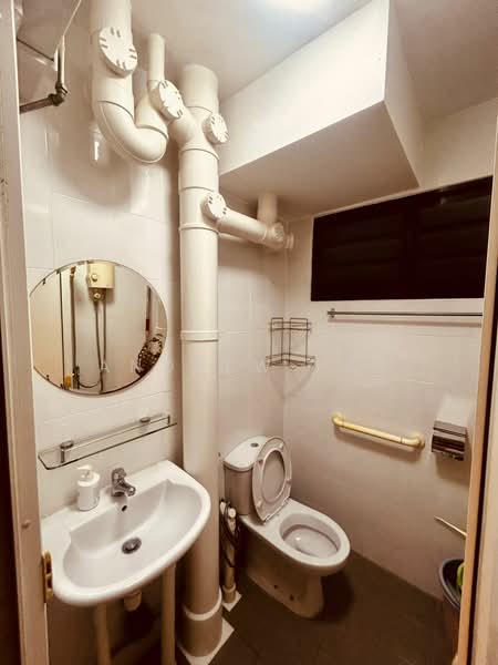 701 West Coast Road, 701 West Coast Road, 2 Bedrooms, 721 sqft, HDB Flat For Rent, by Andrew Pat, 500093020 - Bathroom - PropertyGuru.com.sg