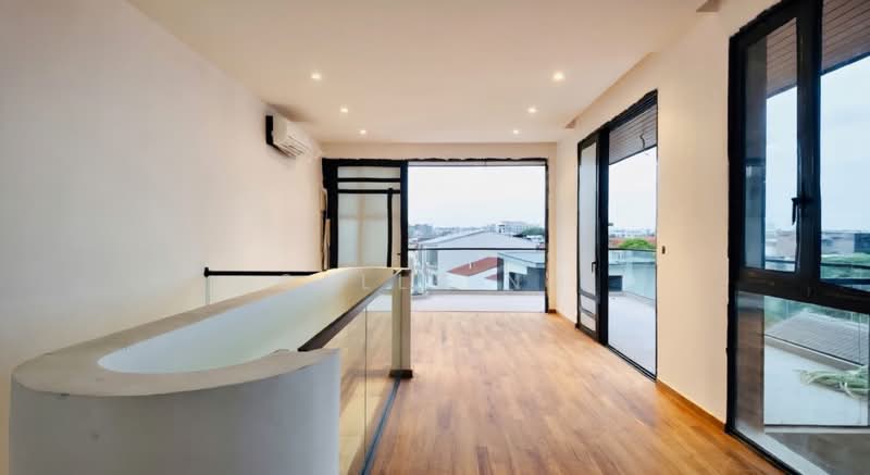 BEST BUY! Brand New Modern 3.5 storey semi-d with pool and lift in District 19, Upper Serangoon Road, Kovan, Serangoon Gardens, 6 Bedrooms, 9,400 sqft, Semi-Detached House For Sale, by Sally Ng, 500093024 - Balcony - PropertyGuru.com.sg